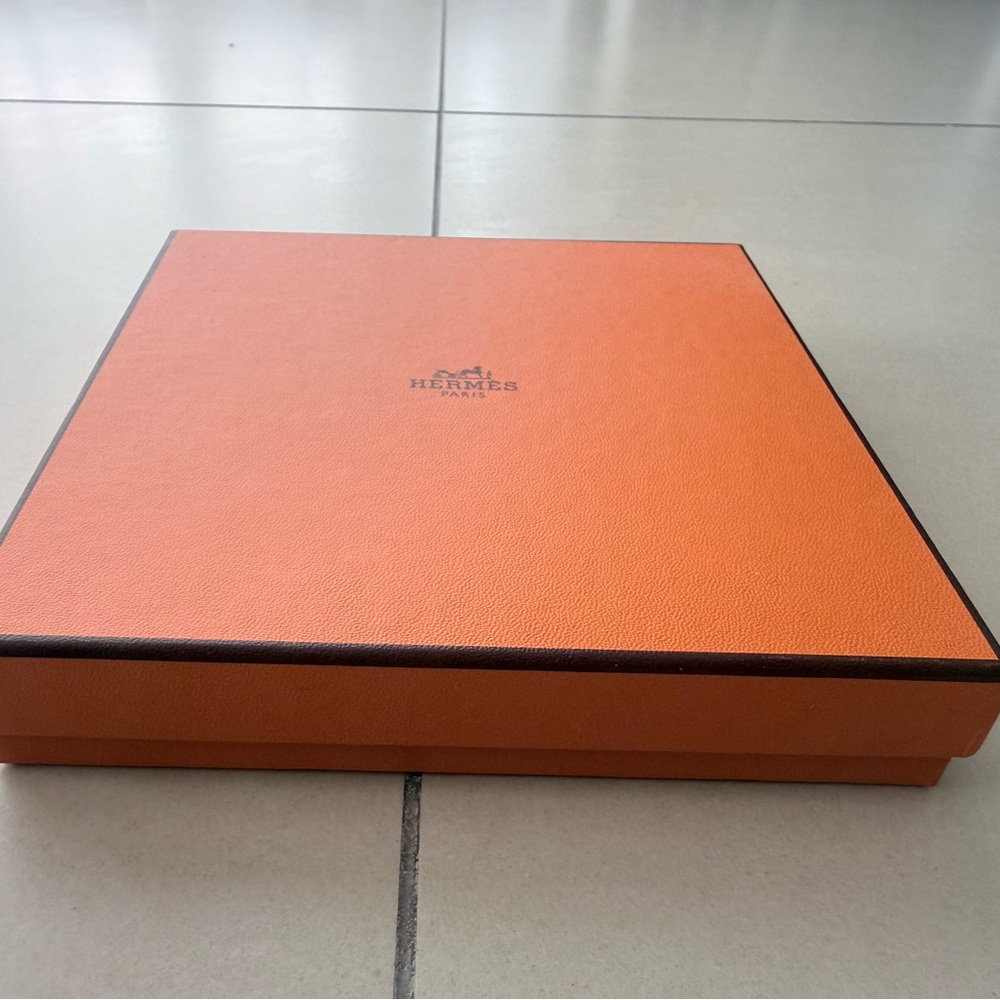 Hermès Orange Box with tissue and ribbon size 7.7 x 7.7 x 2 in